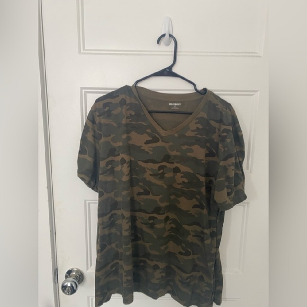 Old navy XL camo v neck